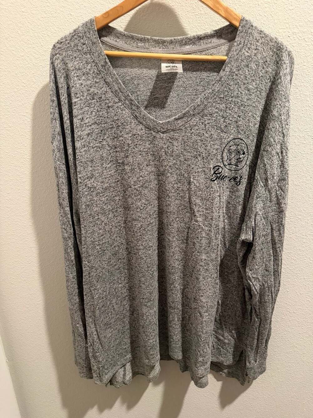 Buc-ee's Gray Heather V-Neck Long Sleeve Shirt 2X